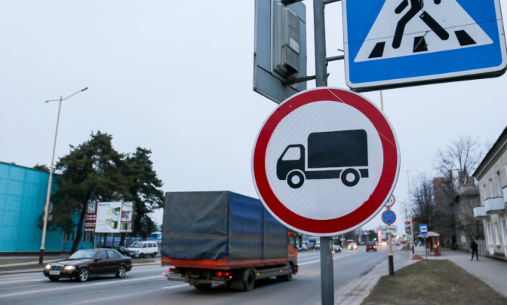 Передвижения запрещены. Знак грузовым движение запрещено. Дорожные знаки для грузовых автомобилей. Грузовик с дорожными знаками. Запрещается движение грузовых автомобилей..